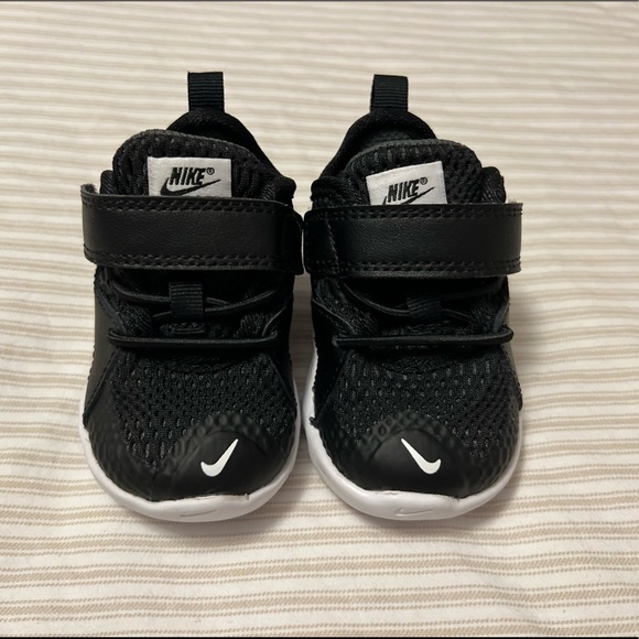 Nike boys size 2 black sneakers - Picture 2 of 4